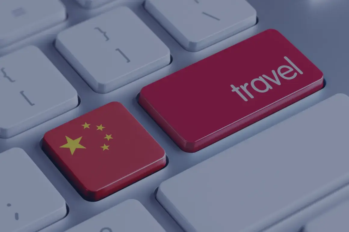 Klawisz "travel" obok flagi Chin. Planujesz podróż do Chin i szukasz informacji o wizie?