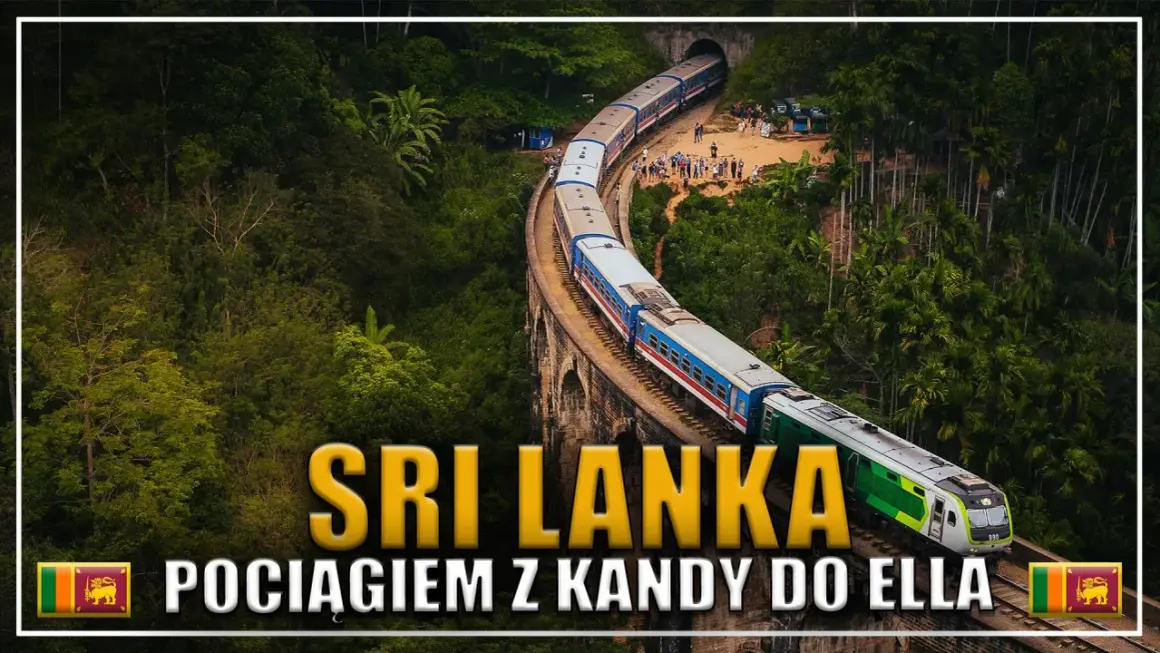 Pociąg na wiadukcie w otoczeniu bujnej zieleni Sri Lanki.