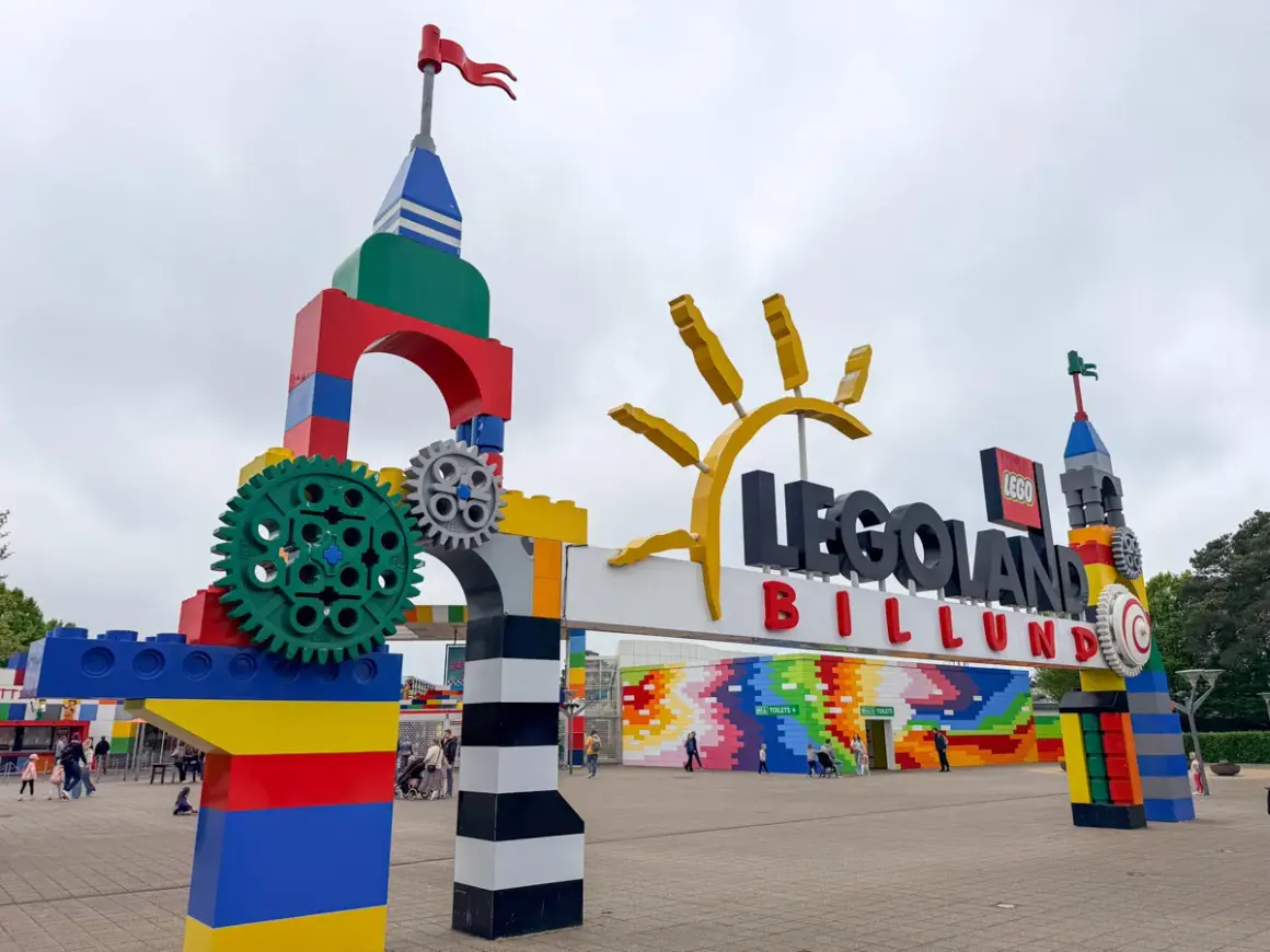 Brama wejściowa do Legolandu w Billund, zbudowana z kolorowych klocków Lego, zaprasza do świata zabawy.
