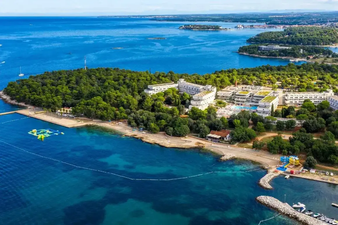 Piękny widok na Delfinia Resort z basenami i plażą. Warto sprawdzić delfinia resort opinie przed rezerwacją.