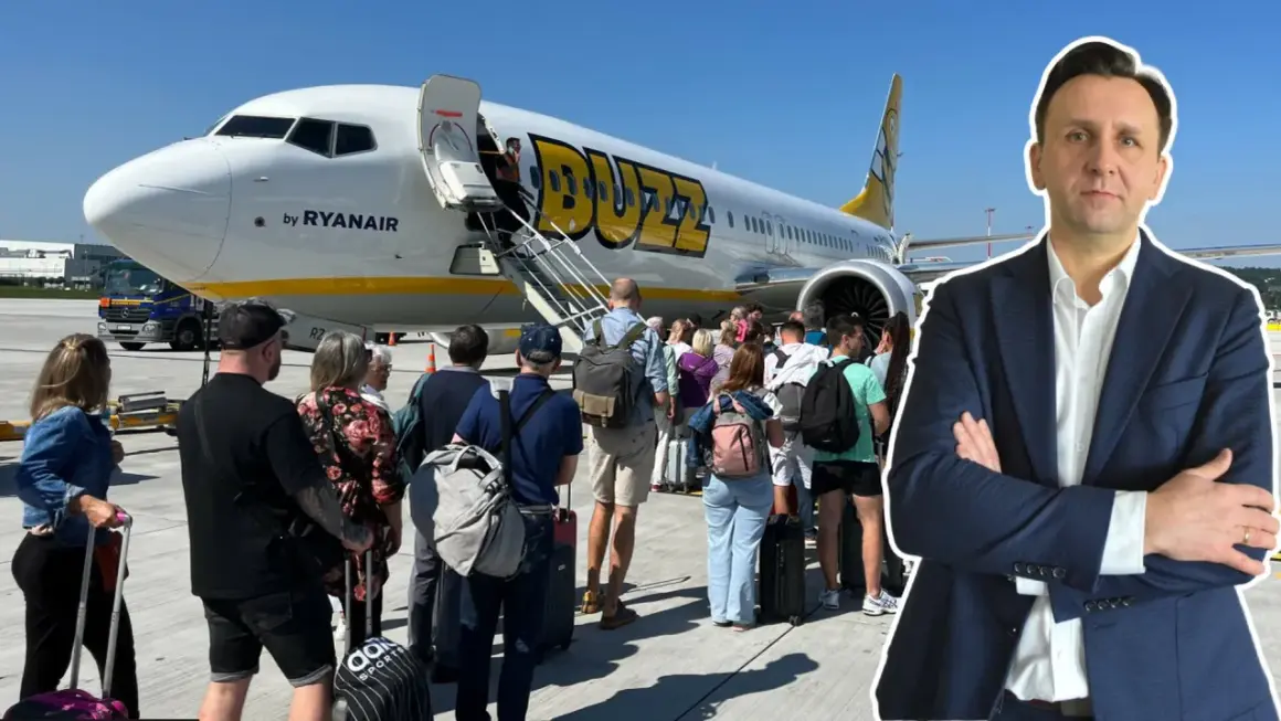 Ryanair Buzz samolot, pasażerowie z bagażem czekają na wejście. Słońce świeci.