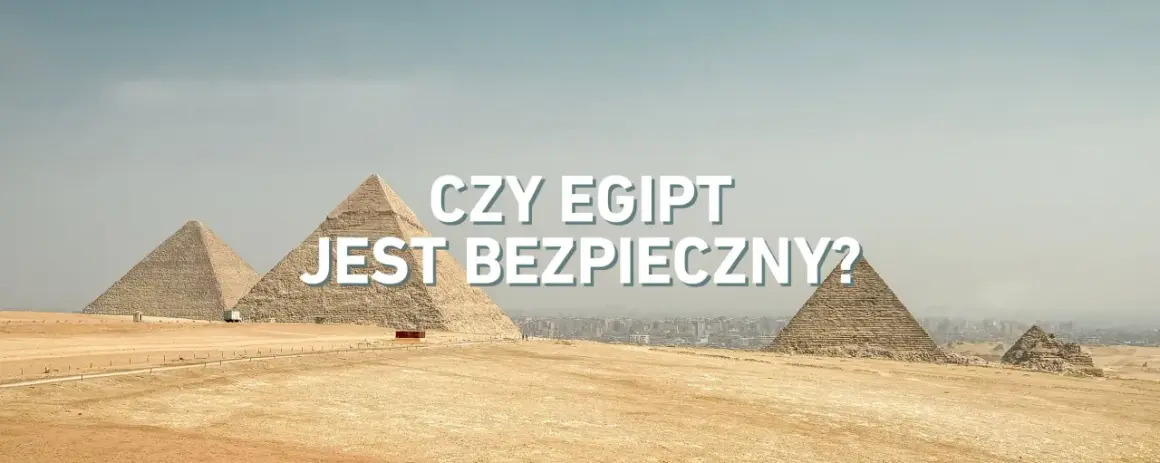 Piramidy w Gizie na tle miasta. Czy Egipt jest bezpieczny dla turystów?