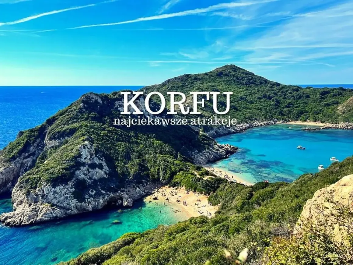 Widok na zatokę z turkusową wodą i plażą, otoczoną zielonymi wzgórzami. Idealne miejsce, by odkryć, co zobaczyć na Korfu.