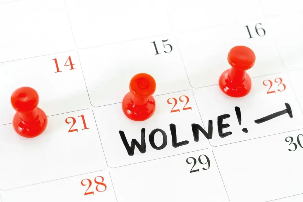Kalendarz z zaznaczonymi dniami i pinezkami, napis "Wolne!