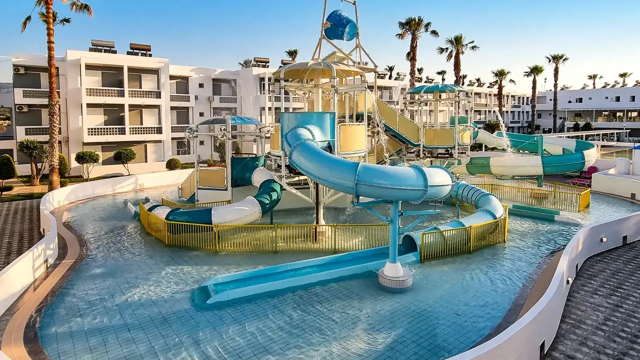 Wodne zjeżdżalnie i baseny w Giakalis Aqua Resort, idealne miejsce na rodzinne wakacje.