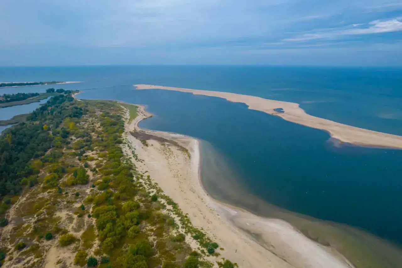 Piękna plaża i zieleń nad wodą – idealne miejsce na tanie wakacje w Polsce.