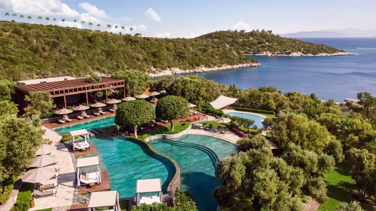 Luksusowy resort z basenami, leżakami i widokiem na morze. Wiele osób szuka pozytywnych mandarin resort opinie.