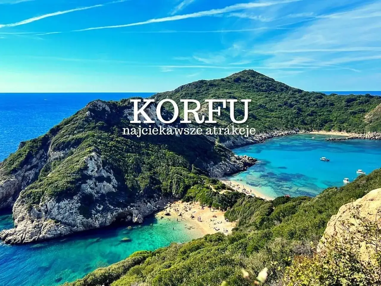 Widok na zatokę z turkusową wodą i plażą, otoczoną zielonymi wzgórzami. Idealne miejsce, by odkryć, co zobaczyć na Korfu.