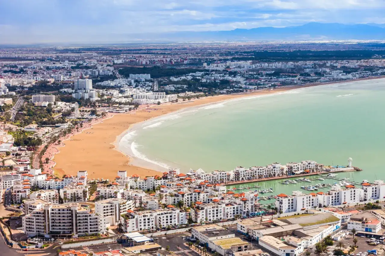 Malownicze marokańskie plaże z białymi budynkami i turkusową wodą.