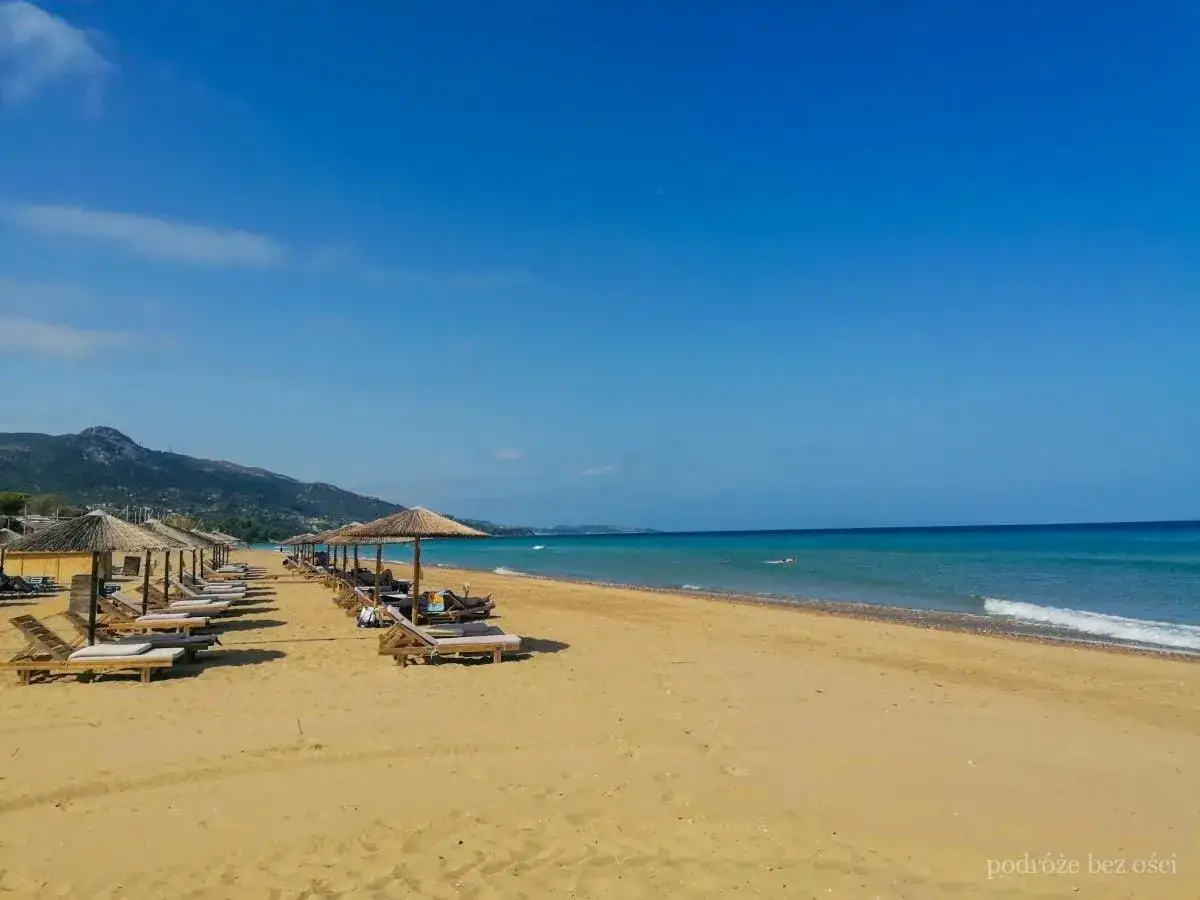 Piękna plaża na Zakynthos, idealna na jesienne wakacje. Pogoda w październiku dopisuje, słońce i ciepłe morze.