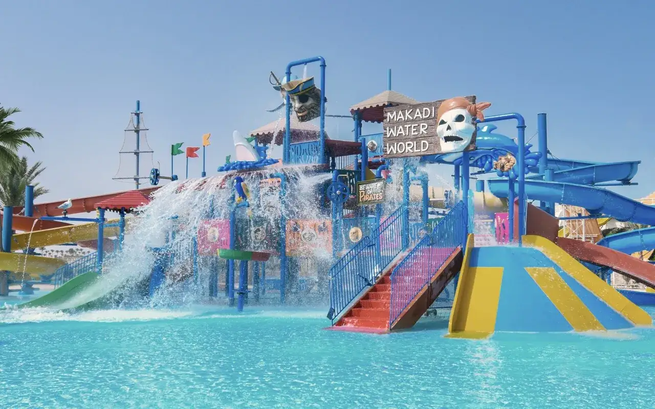 Wodne szaleństwo w Makadi Water World! Zjeżdżalnie, wodospady i pirackie klimaty. Warto sprawdzić jaz aquaviva opinie przed wyjazdem.