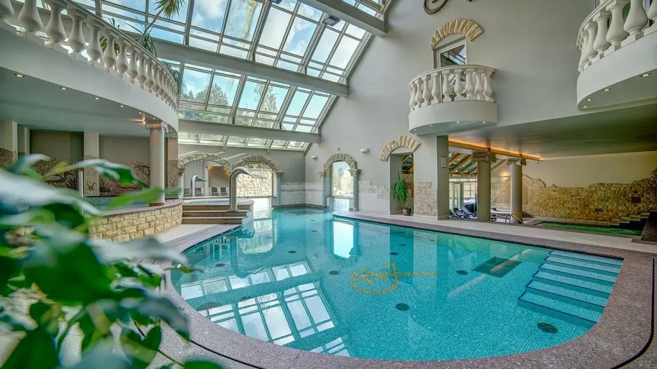 Basen w Hotelu Klimczok Resort & Spa. Opinie o tym miejscu są zazwyczaj pozytywne, a ten basen z pewnością do tego się przyczynia.