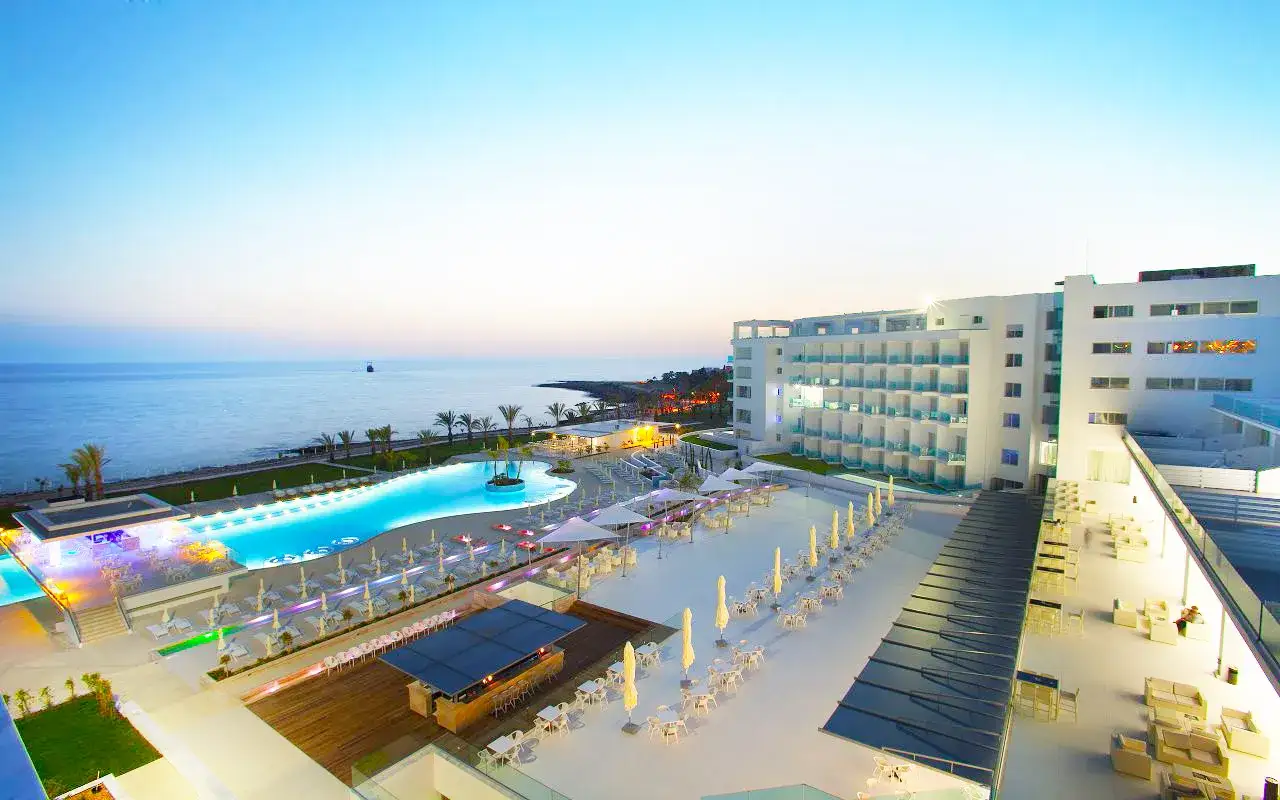 Piękny widok na basen i morze w King Evelthon Beach Hotel and Resort. Opinie gości potwierdzają jego urok.