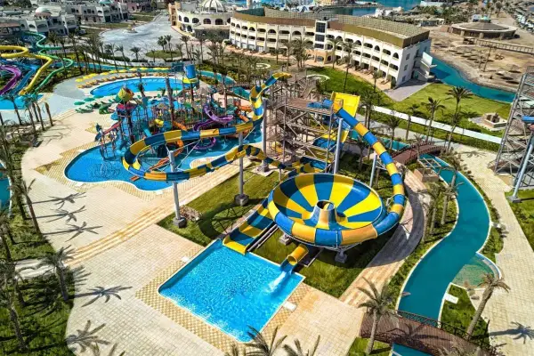 Wodne szaleństwo w Blend Club Aqua Resort! Zjeżdżalnie, baseny i palmy – idealne miejsce na wakacje. Opinie gości potwierdzają świetną zabawę.