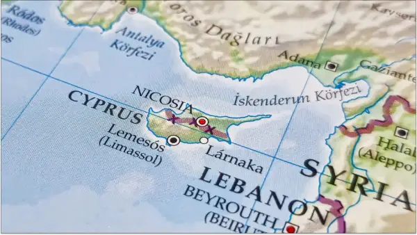 Mapa pokazuje Cypr, z zaznaczonymi Nikozją i Limassol. Widać też fragmenty Turcji, Syrii i Libanu.