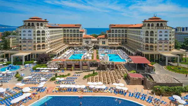 Widok z lotu ptaka na duży hotel z basenami, zjeżdżalniami i leżakami w Słonecznym Brzegu.