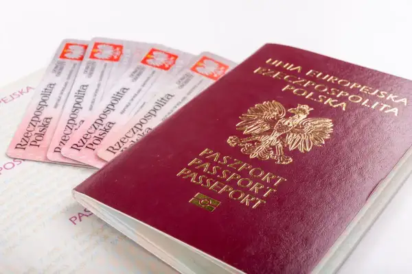 Polski paszport i kilka dowodów osobistych. Czy do Szwecji potrzebny jest paszport? Tak, jeśli nie podróżujesz w ramach strefy Schengen.
