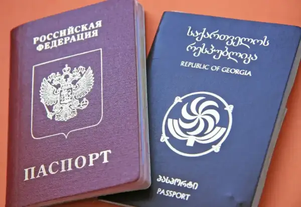 Rosyjski i gruziński paszport obok siebie. Czy do Gruzji potrzebny jest paszport? Tak, jest to dokument podróży.