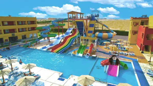 Wesołe zjeżdżalnie wodne i baseny w Casa Mare Resort, idealne miejsce na rodzinne wakacje. Opinie gości potwierdzają świetną zabawę!