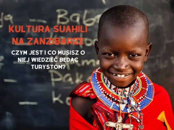 Uśmiechnięty chłopiec w tradycyjnej biżuterii i czerwonym stroju. Tekst informuje o kulturze Suahili na Zanzibarze.