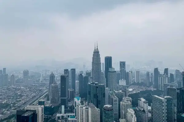 Widok na nowoczesną architekturę stolicy Malezji, Kuala Lumpur, z dominującymi wieżami Petronas.