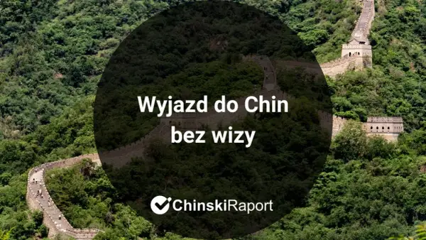 Fragment Wielkiego Muru Chińskiego na tle zielonych wzgórz.