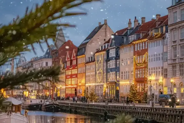 Kolorowe kamienice nad kanałem, ozdobione świątecznymi iluminacjami, tworzą magiczny klimat. Idealne miejsce na city break z Warszawy.