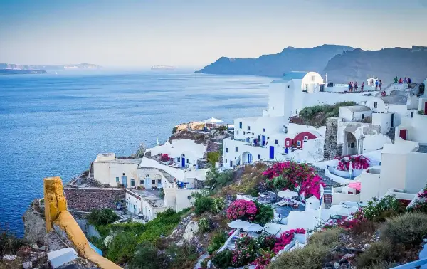 Malownicze białe domy Santorini nad błękitnym morzem. Czy do Grecji potrzebny jest paszport? Tak, jeśli nie jesteś obywatelem UE.