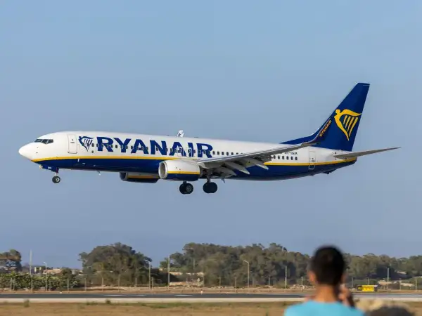 Samolot Ryanair ląduje, a ja zastanawiam się, ile kosztuje odprawa na lotnisku.