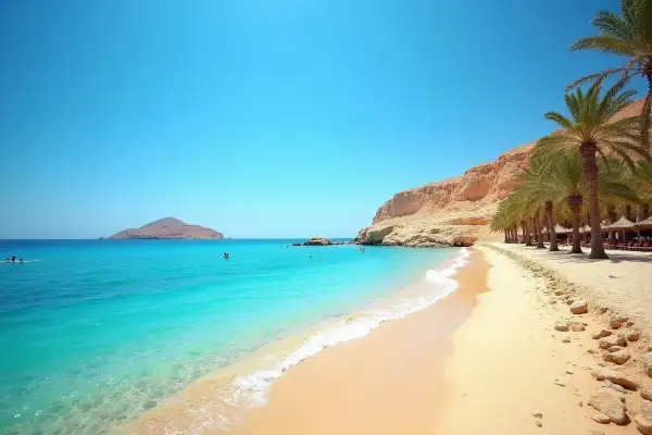 Piękna plaża w Marsa Alam, idealna pogoda w lutym. Turkusowa woda, palmy i skaliste klify tworzą rajski krajobraz.