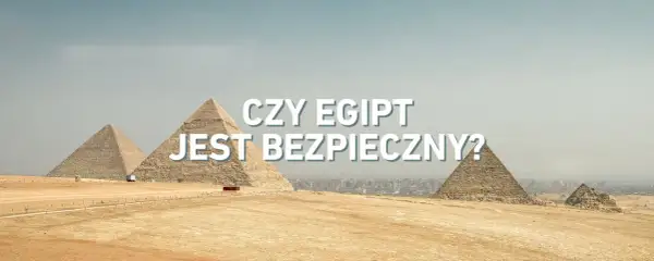 Piramidy w Gizie na tle miasta. Czy Egipt jest bezpieczny dla turystów?