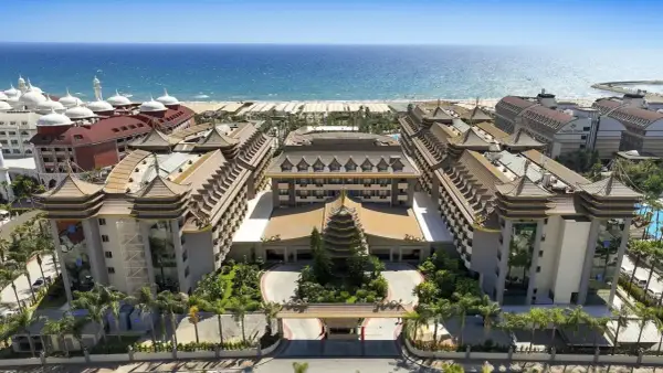 Luksusowy hotel z orientalną architekturą i basenem, nad brzegiem morza.