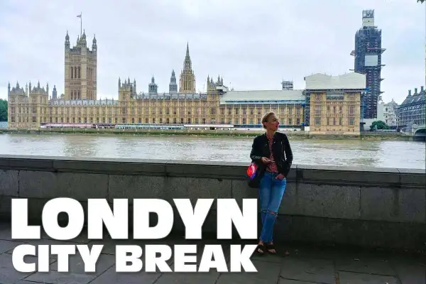 Kobieta na tle Parlamentu w Londynie. To idealny przykład, czym jest **city break co to** – krótki, intensywny wypad do miasta pełnego atrakcji.