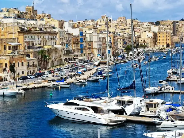 Malta: malowniczy port z jachtami i zabytkową zabudową. Idealne miejsce, by zobaczyć, co oferuje Malta.