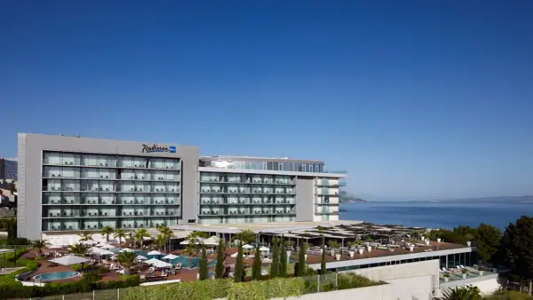 Nowoczesny hotel Radisson Blu Split z basenami i widokiem na Adriatyk.