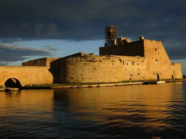 Zamek Aragonese w Brindisi, imponująca forteca nad wodą, to obowiązkowy punkt na mapie "Brindisi co zobaczyć".