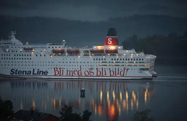 Prom Stena Line "Bli med og bli blid!" płynie po wodzie. Zastanawiasz się, ile kosztuje prom do Szwecji?