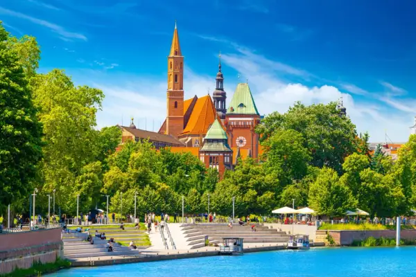 Widok na Ostrów Tumski we Wrocławiu z bulwarami i rzeką.