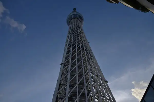Imponująca, kratownicowa konstrukcja Tokyo Skytree, najwyższej wieży na świecie, wznosi się ku błękitnemu niebu.