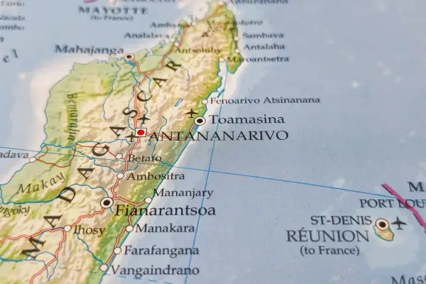 Mapa Madagaskaru z zaznaczonymi miastami, w tym Antananarywo. Planujesz podróż i zastanawiasz się nad madagaskar szczepienia?