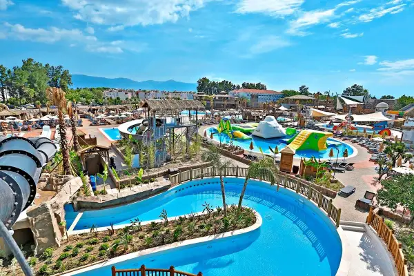 Wspaniały park wodny z mnóstwem atrakcji, zjeżdżalni i basenów. Idealne miejsce na rodzinne wakacje, zgodnie z wieloma pozytywnymi atlantique holiday club opinie.