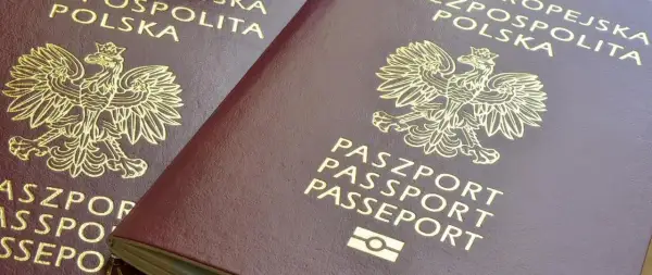 Dwa polskie paszporty z orłem w koronie. Przygotowania do podróży do Tajlandii, w tym szczepienia, są kluczowe.