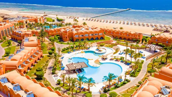 Widok z lotu ptaka na hotel z basenem i plażą w Egipcie.